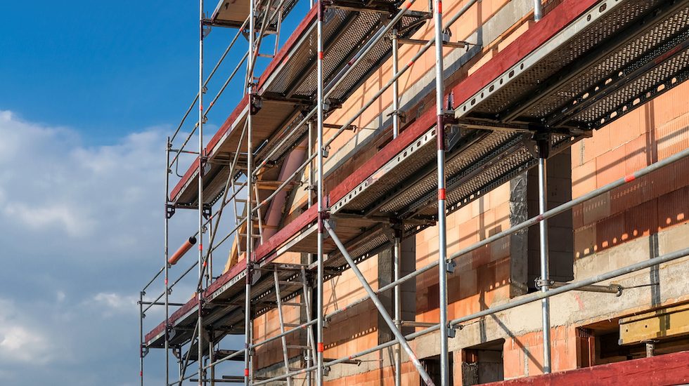 Bauarbeiten eines Haus mit bewölkten Himmel im Hintergrund