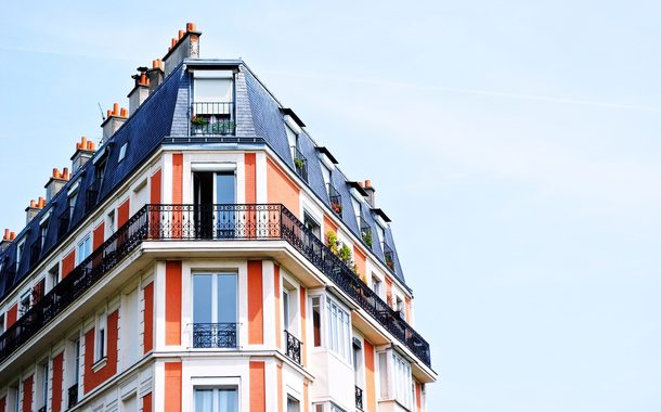 Ein orange / weisses Gebäude mit blauer Himmel im Hintergrund