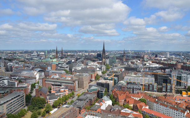 Hamburg von oben mit bewölkten Himmel