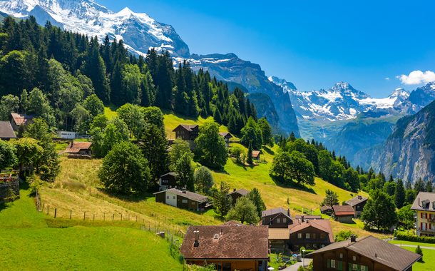 Wunderschönes autofreies Bergdorf Wengen, Berner Oberland, Schweiz. Die Jungfrau ist im Hintergrund zu sehen (Wunderschönes autofreies Bergdorf Wengen, Berner Oberland, Schweiz. Die Jungfrau ist im Hintergrund zu sehen, ASCII, 118 comp