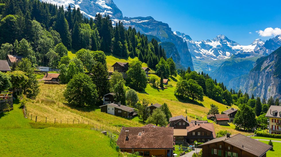 Wunderschönes autofreies Bergdorf Wengen, Berner Oberland, Schweiz. Die Jungfrau ist im Hintergrund zu sehen (Wunderschönes autofreies Bergdorf Wengen, Berner Oberland, Schweiz. Die Jungfrau ist im Hintergrund zu sehen, ASCII, 118 comp