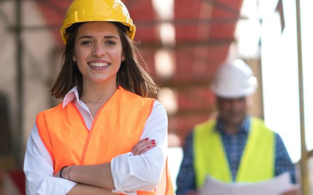 Zwei Bauarbeiter vor einer Baustelle