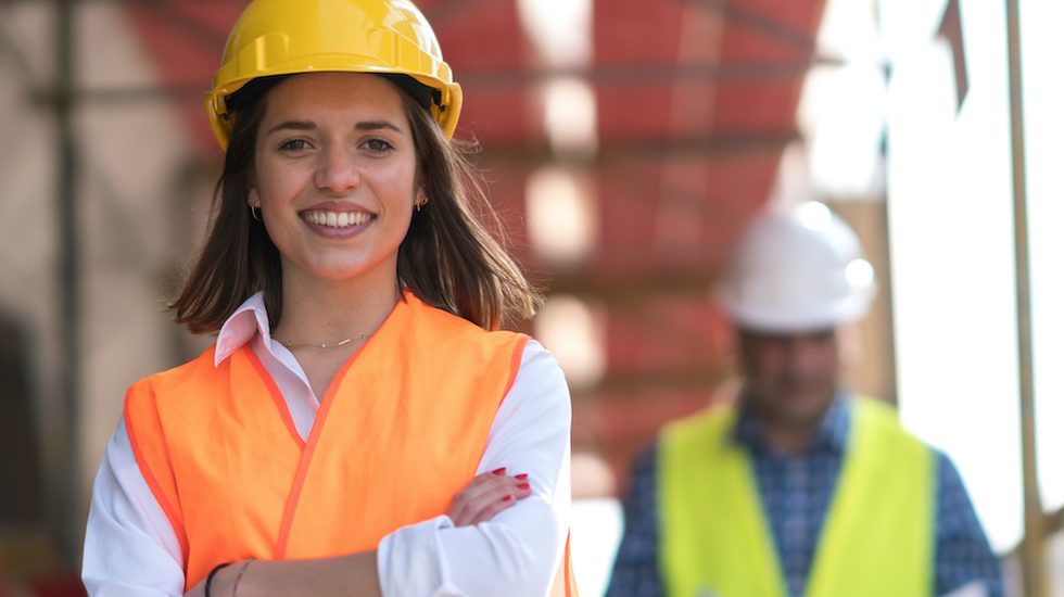 Zwei Bauarbeiter vor einer Baustelle