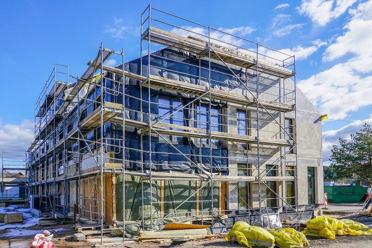 Reconstruction d'une maison ancienne avec une extension