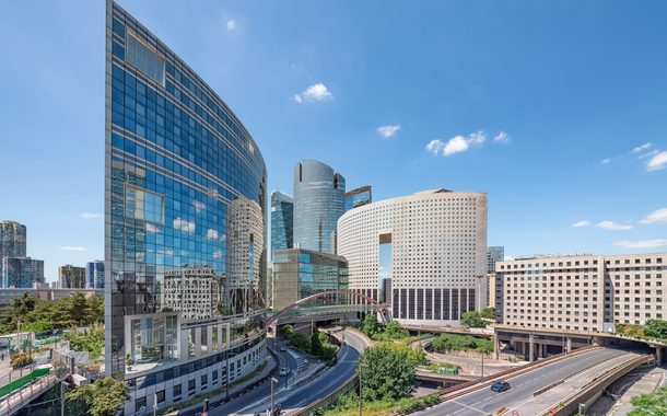 La defense in Paris mit blauen Himmel